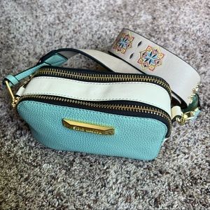 NWOT Steve Madden double zip bag.Comes with 2 shoulder straps.